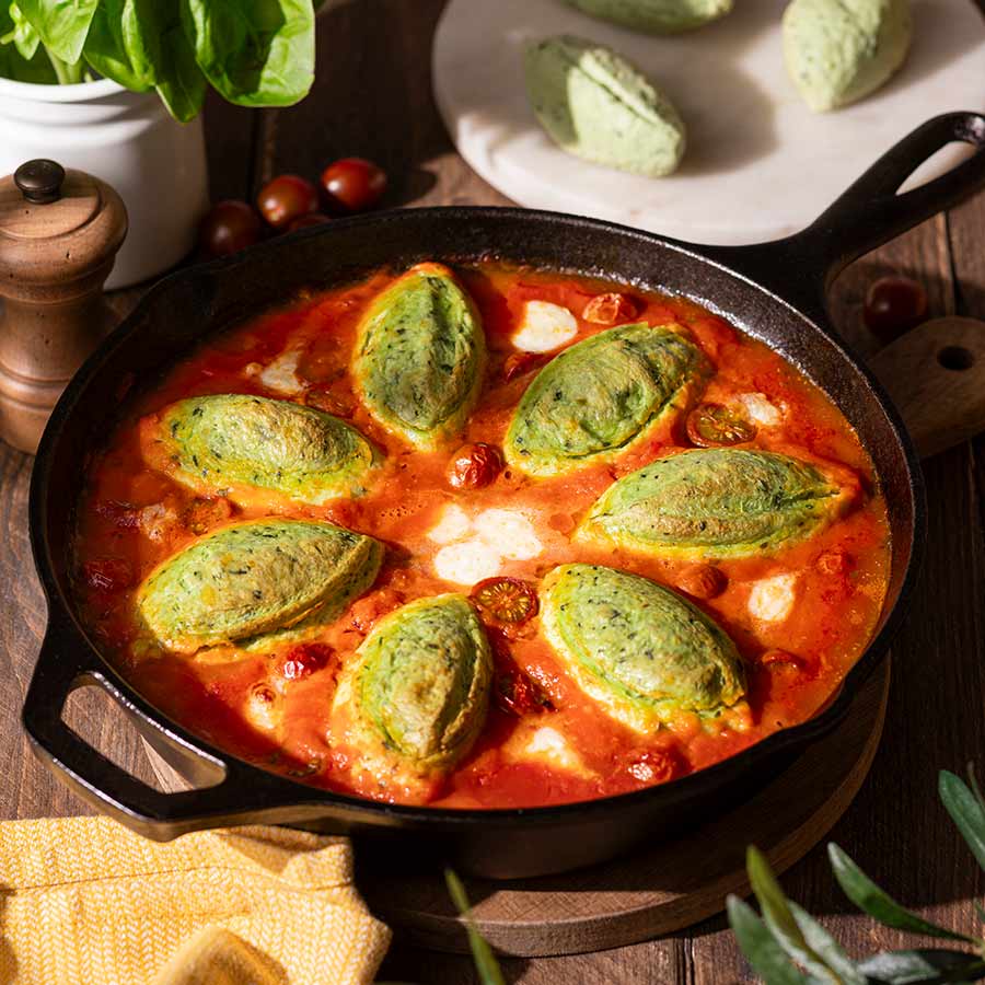 Gratin de quenelles aux épinard & basilic, sauce tomate et mozzarella Gratin de quenelles aux épinard & basilic, sauce tomate et mozzarella
