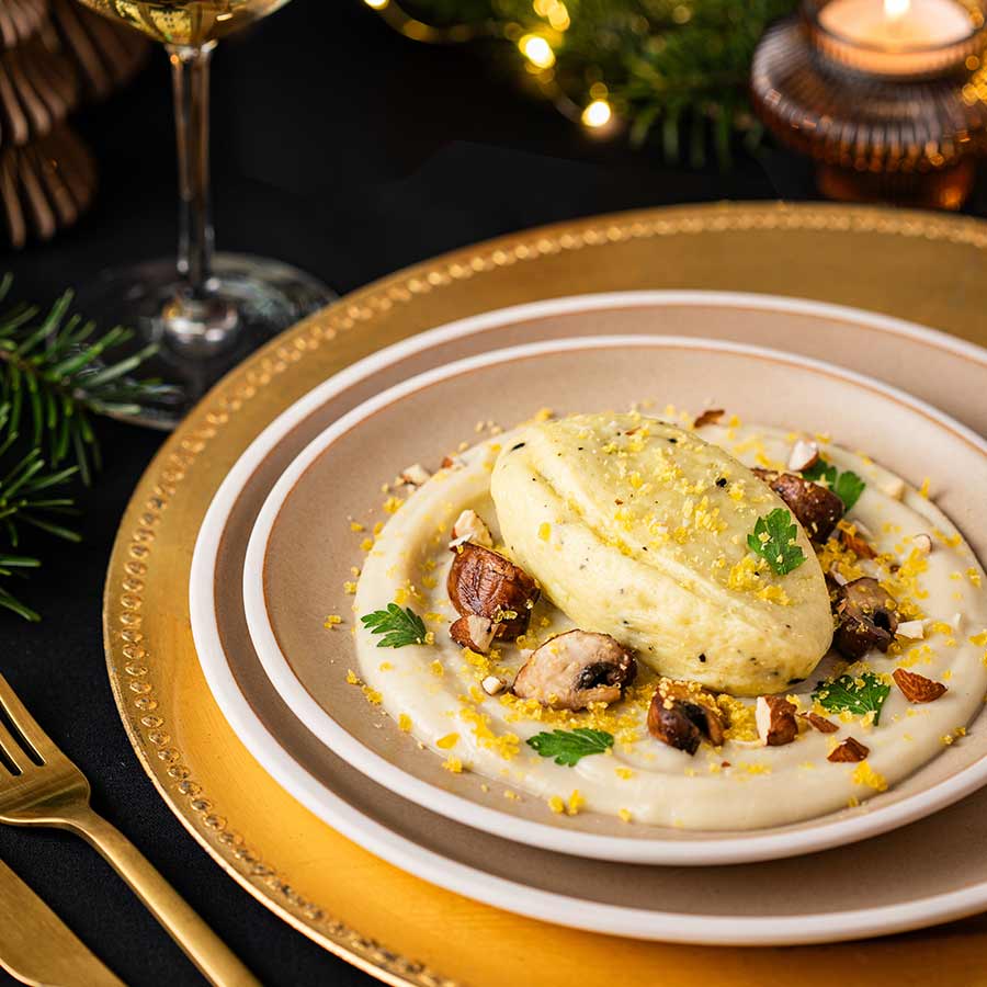 Quenelle crème de Bresse AOP à la truffe, topinambours & oeufs confits Quenelle crème de Bresse AOP à la truffe, topinambours & oeufs confits