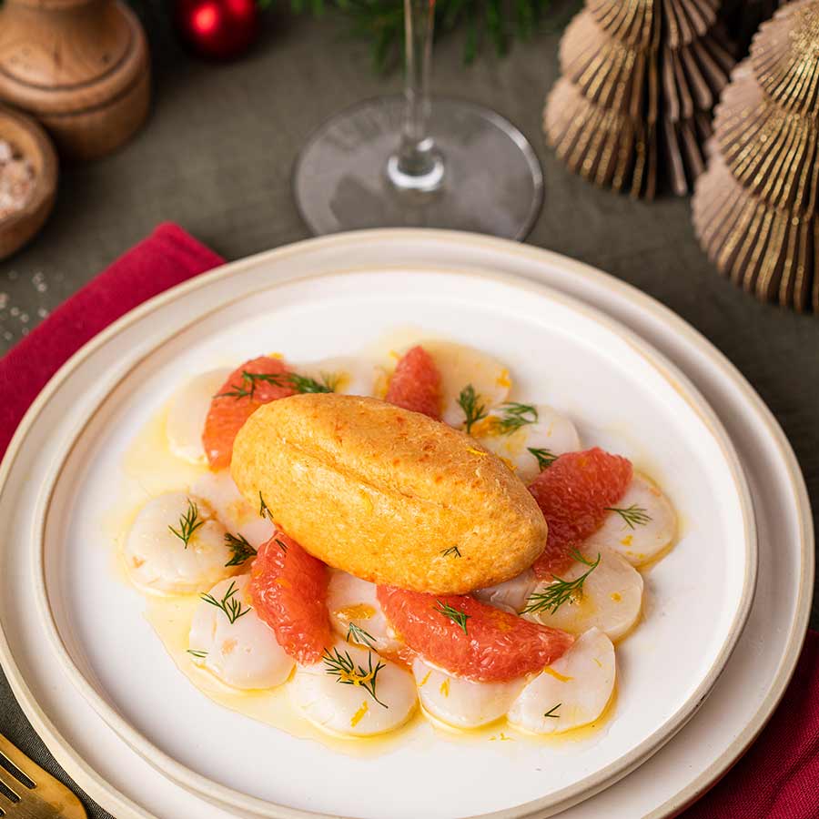Quenelle de homard, carpaccio de Saint-Jacques & rayu à l'orange Quenelle de homard, carpaccio de Saint-Jacques & rayu à l'orange
