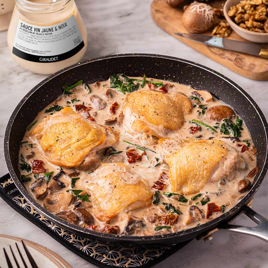 Poulet à la florentine, sauce vin jaune & noix Une poêle de de poulet préparé à la Florentine