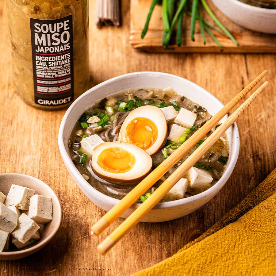 Soupe miso, œuf tamago et nouilles soba Un bol de soupe miso Japonais, accompagné d'oeuf Shoyu Tamago et de nouilles soba.