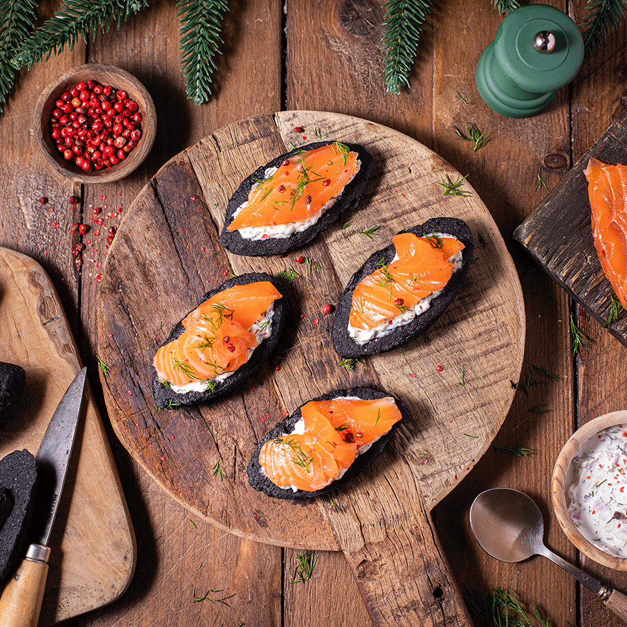 Quenelles à l’encre de seiche, gravlax de saumon & fromage frais aux herbes